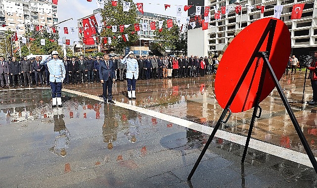 Antalya Büyükşehir’de Cumhuriyet coşkusu çelenkle taçlandı